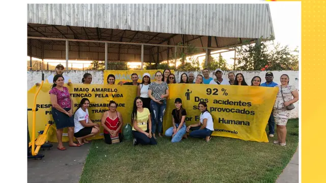 Equipe da saúde realiza blitz educativa para conscientizar a população sobre a prevenção de acidentes no trânsito.